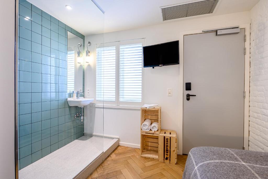 TV a/nebo společenská místnost v ubytování Hotel La Grande Cloche