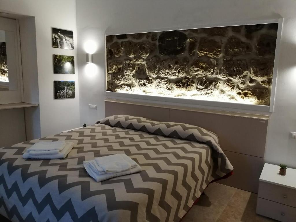 - une chambre avec un lit et 2 serviettes dans l'établissement B&B Ninfa, à Caserte