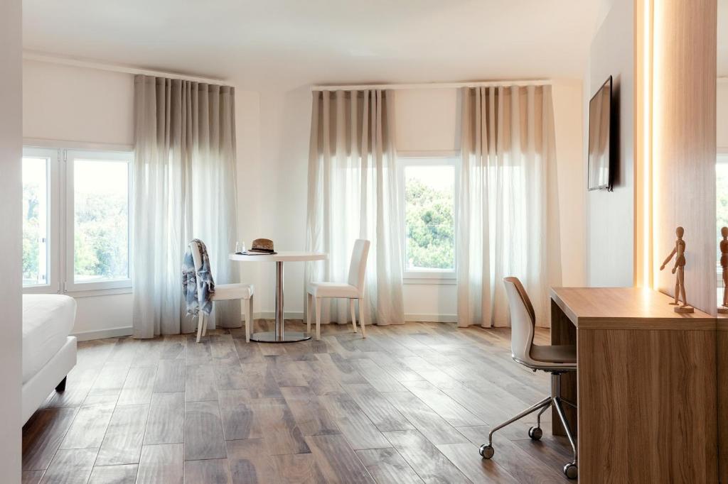 TV a/nebo společenská místnost v ubytování Toscana Charme Resort