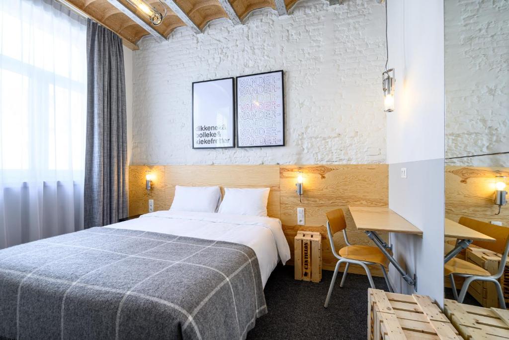 Postel nebo postele na pokoji v ubytování Hotel La Grande Cloche