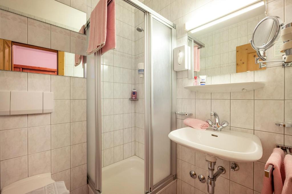 Koupelna v ubytování Hotel Garni Hanslerhof " Urlaub am Bauernhof "