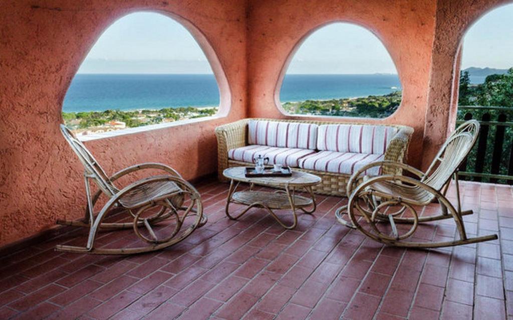 2 sedie e un divano su un balcone con 2 finestre di Villa Miriam a Monte Nai