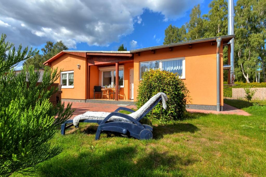 a sculpture in front of a house at Ferienhaus Brakkelmann (Birkenhain) in Trassenheide