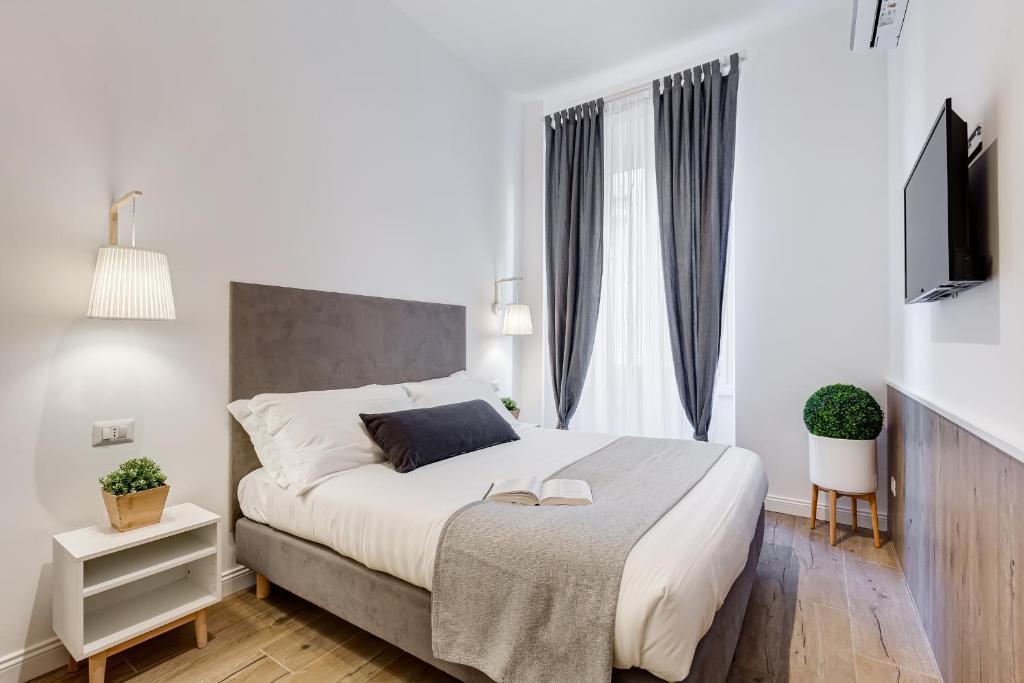 Llit o llits en una habitació de Germanico Luxury Apartment