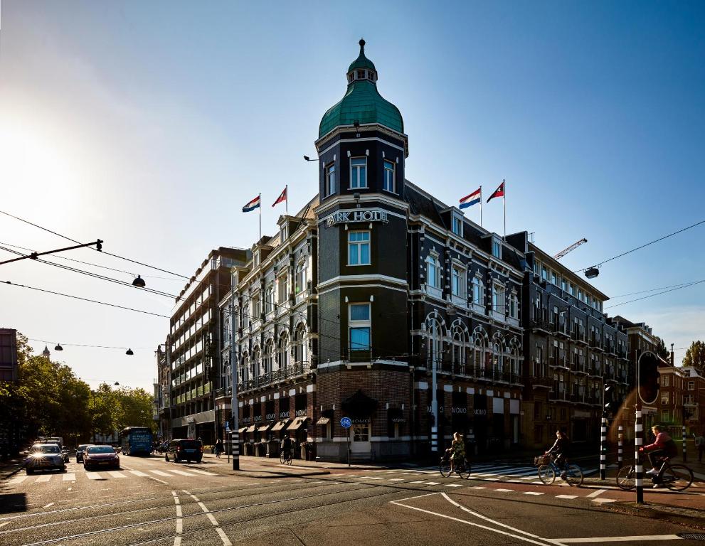 un grand bâtiment avec une tour d'horloge dans une rue dans l'établissement Park Centraal Amsterdam, part of Sircle Collection, à Amsterdam