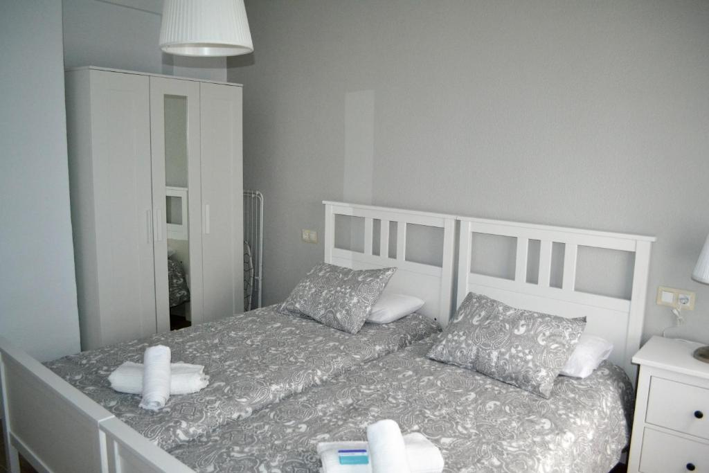 A bed or beds in a room at Guimar Advance en plena judería