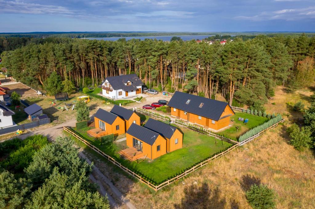 uma vista aérea de uma casa com um quintal em Przyjazne domki em Lubogoszcz