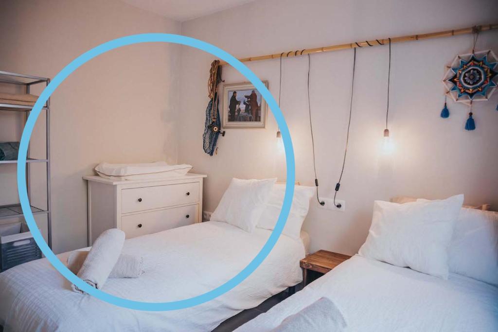 Postel nebo postele na pokoji v ubytování Malaga Beach House, 2 city bikes, 2 children's bikes, WiFi, BIG terrace, BBQ, Family, Childfriendly