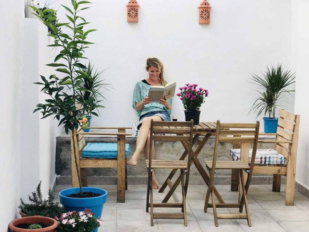 Posezení v ubytování Malaga Beach House, 2 city bikes, 2 children's bikes, WiFi, BIG terrace, BBQ, Family, Childfriendly
