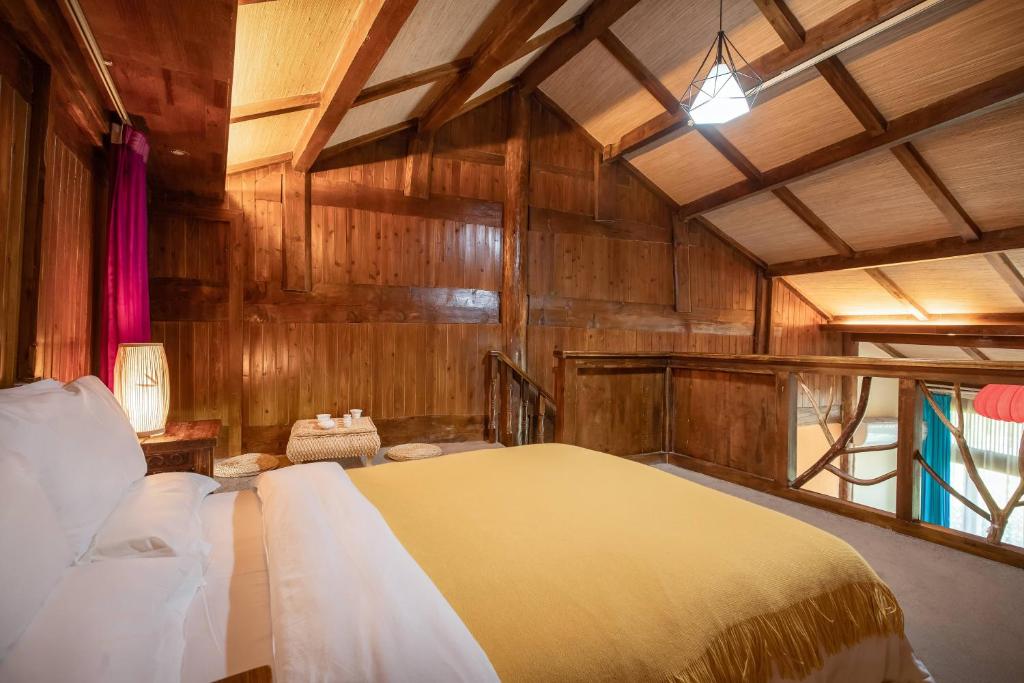 Postel nebo postele na pokoji v ubytování The Ritz-Man Boutique Inn Lijiang