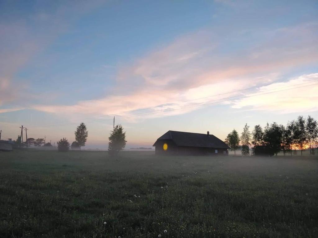 Východ nebo západ slunce při pohledu z chaty nebo okolí
