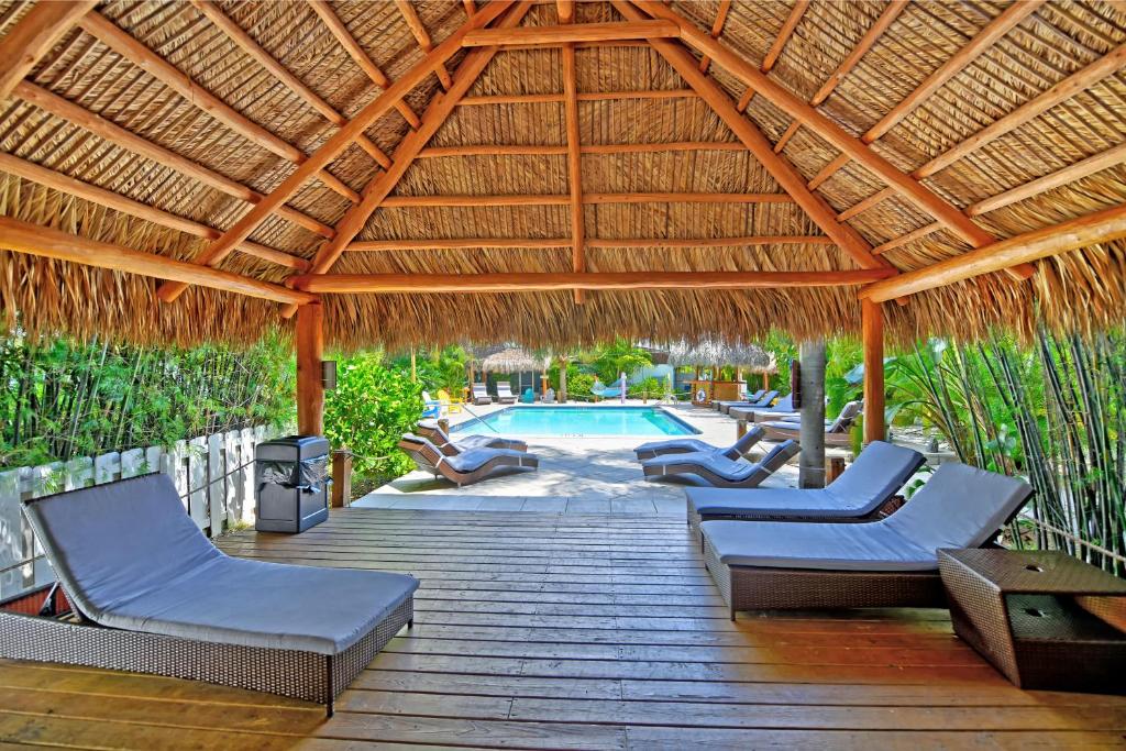 Bazén v ubytování Siesta Key Palms Resort nebo v jeho okolí