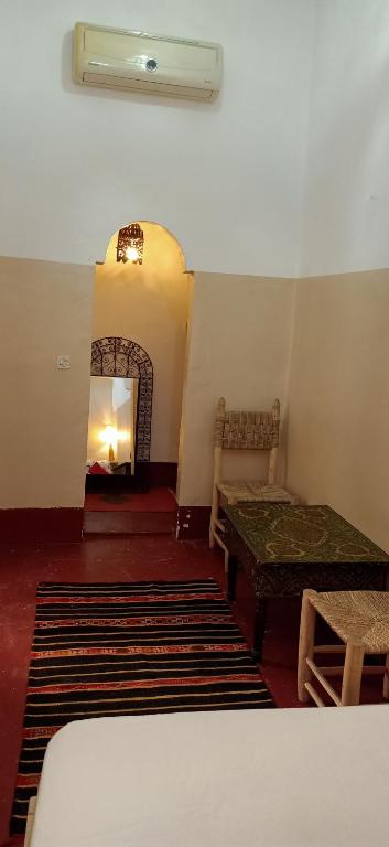 Una cama o camas en una habitación de Riad Dar Mchicha