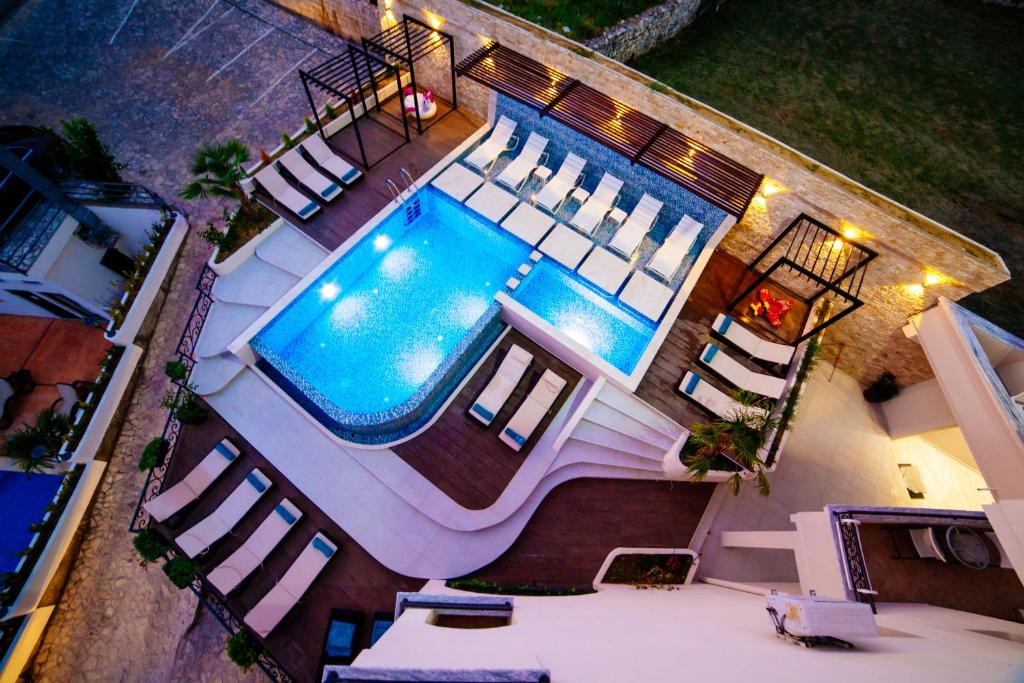 uma vista superior de uma piscina numa casa em Hotel Princess & Spa em Ulcinj