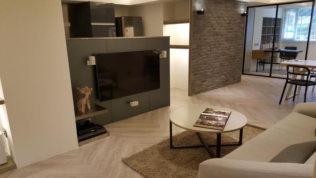 3 Bedrooms and 1 Study and 3 Bathrooms Near Taipei 101 & MRT - 标准公寓
