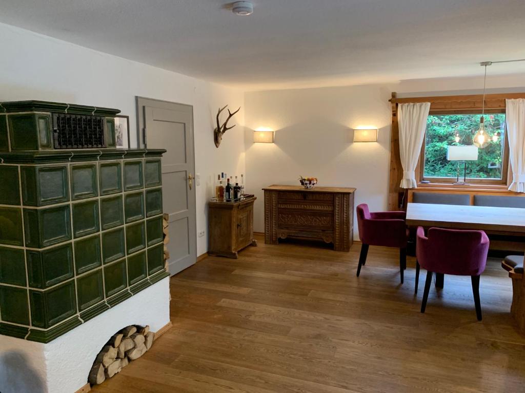 um quarto com uma mesa e uma sala de jantar em Traumhaftes Ferienhaus direkt am Tegernsee em Rottach-Egern