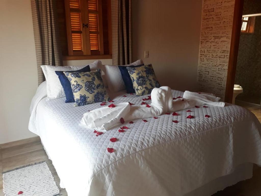 Giường trong phòng chung tại Chalé Safira