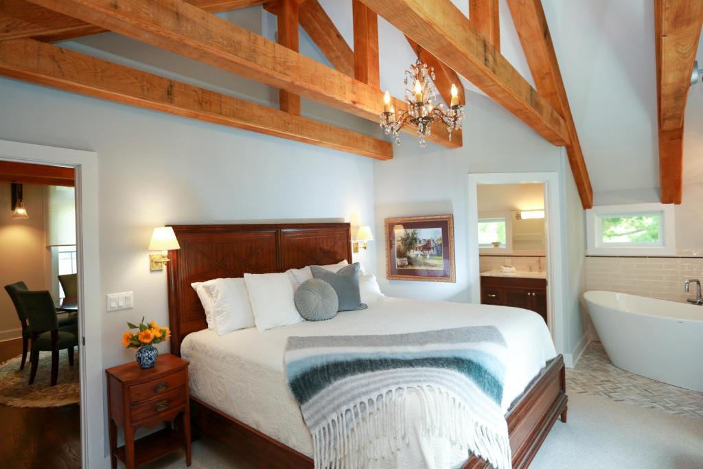 um quarto com uma cama grande e uma banheira em Woolverton Inn em Stockton