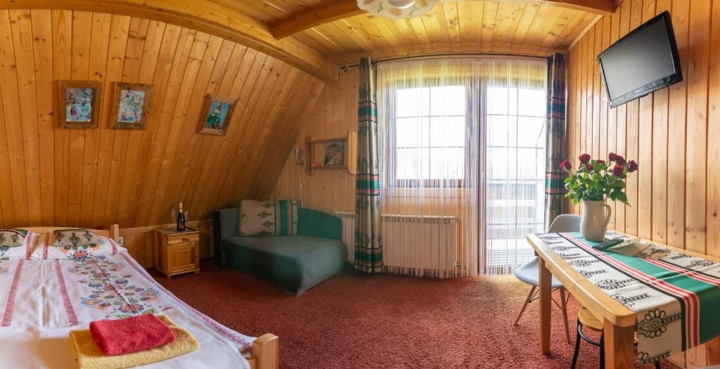 Televízia a/alebo spoločenská miestnosť v ubytovaní Willa Regionalna Kosołka