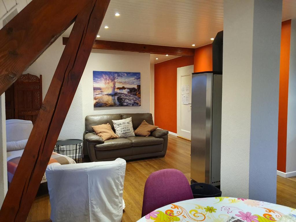 salon z kanapą i kuchnią w obiekcie Appartement Entre Monts et Lac court et moyen séjour w mieście Nyon
