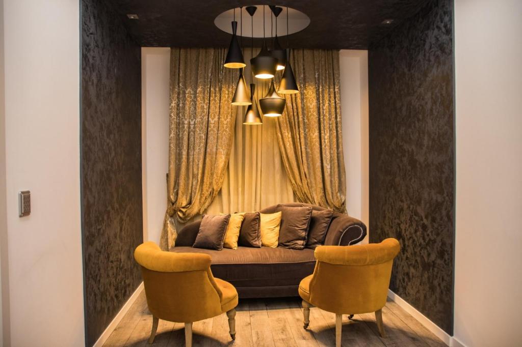 - un canapé en face d'une fenêtre avec 2 chaises dans l'établissement Double A Guest House, à Mestre