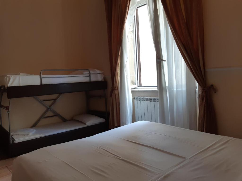 Postel nebo postele na pokoji v ubytování Hotel Aristotele