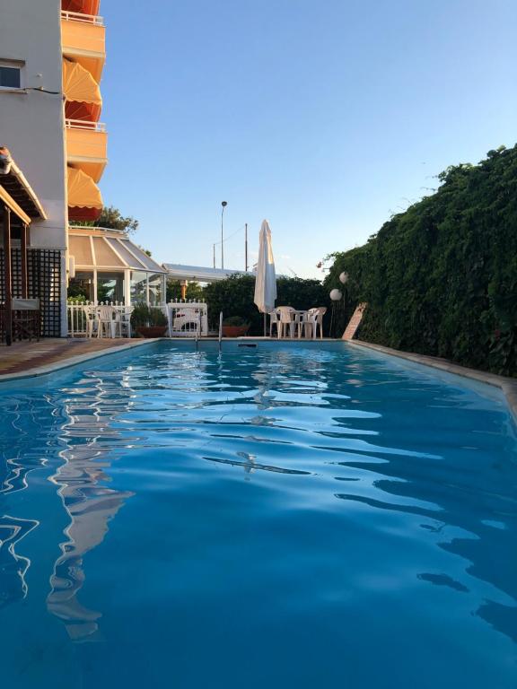 ein Pool mit blauem Wasser in einem Hotel in der Unterkunft Park Hotel in Alexandroupoli