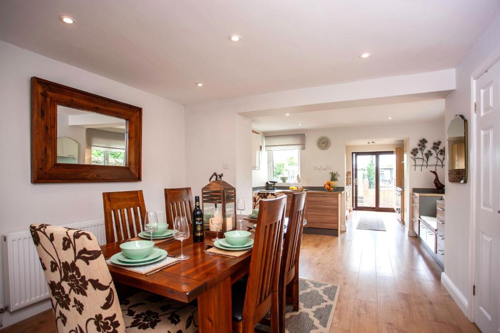 a dining room and kitchen with a table and chairs at Moor Cottage, Attractive 3 bed with Garden Bishop Auckland KYNREN in Low Etherley