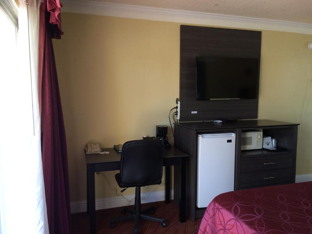 Americas Best Value Presidents Inn on Munras photo