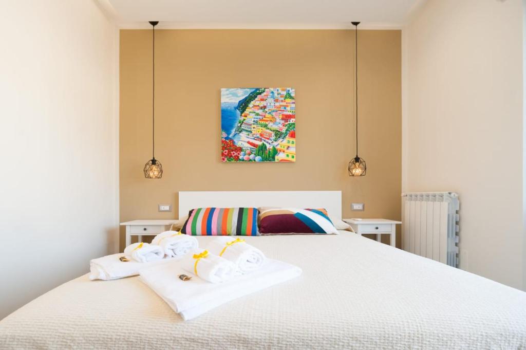 Łóżko lub łóżka w pokoju w obiekcie Attico Oltremare B&B