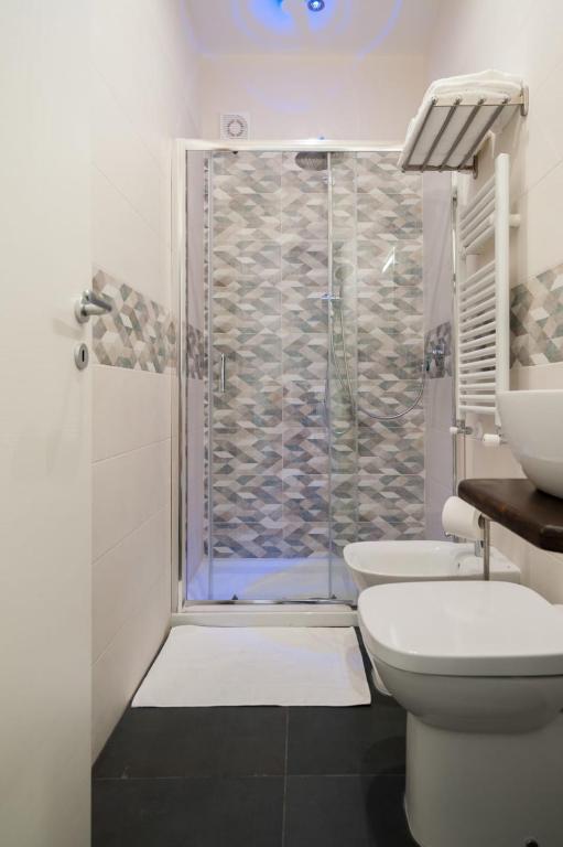 łazienka z prysznicem, toaletą i umywalką w obiekcie Attico Oltremare B&B w mieście Neapol
