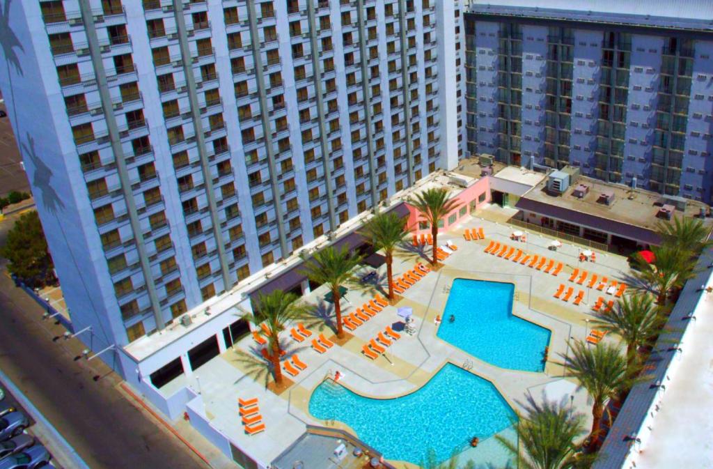 uma vista aérea de um resort com uma piscina em OYO Hotel and Casino Las Vegas em Las Vegas