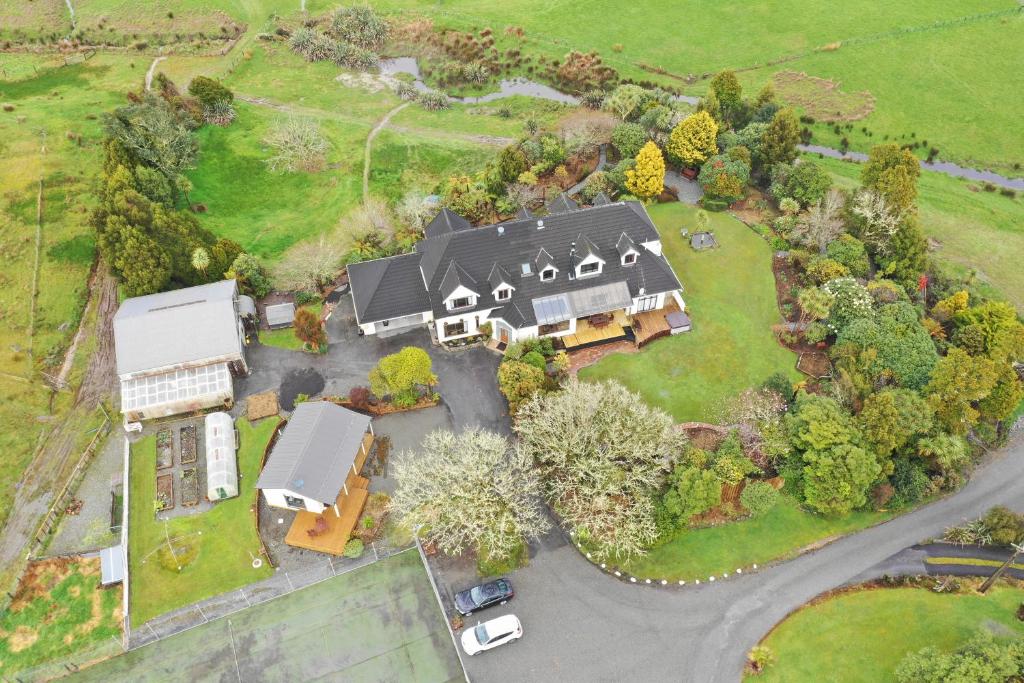 uma vista aérea de uma grande casa com uma garagem em Oak Lodge em Greymouth