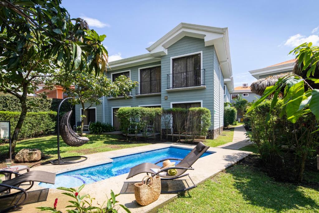 una casa con piscina en el patio en Hotel Villa Los Candiles, en San José