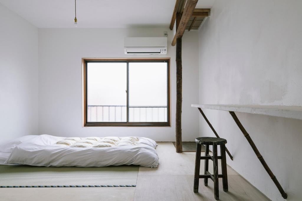 Postel nebo postele na pokoji v ubytování Atelier & Hostel Nagaisa-Ura