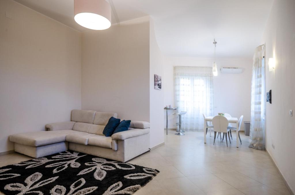 uma sala de estar com um sofá e uma mesa em Sunny Beach Home em Rometta Marea