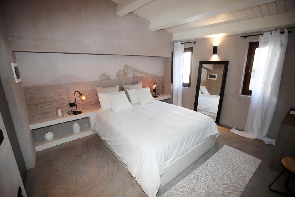 Postel nebo postele na pokoji v ubytování Casa Nostra Luxury Suites & Spa