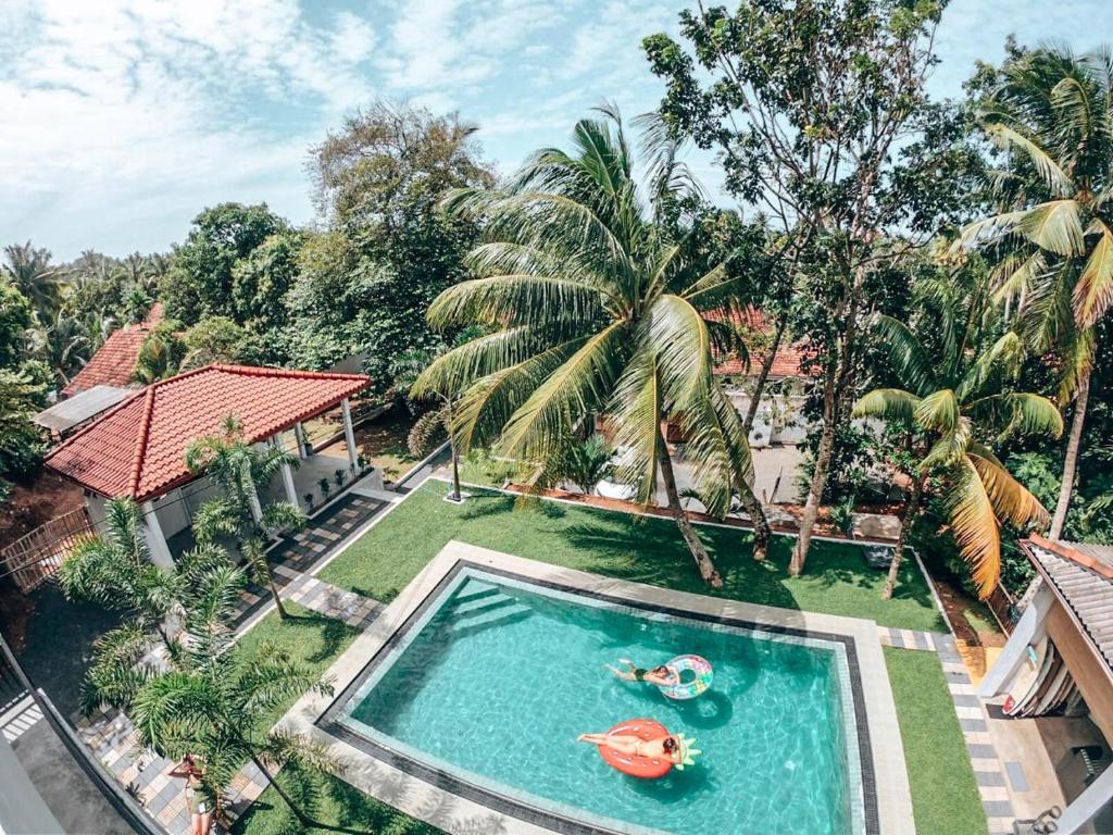 vista aerea su una piscina in un resort di Green Hill Mirissa a Mirissa