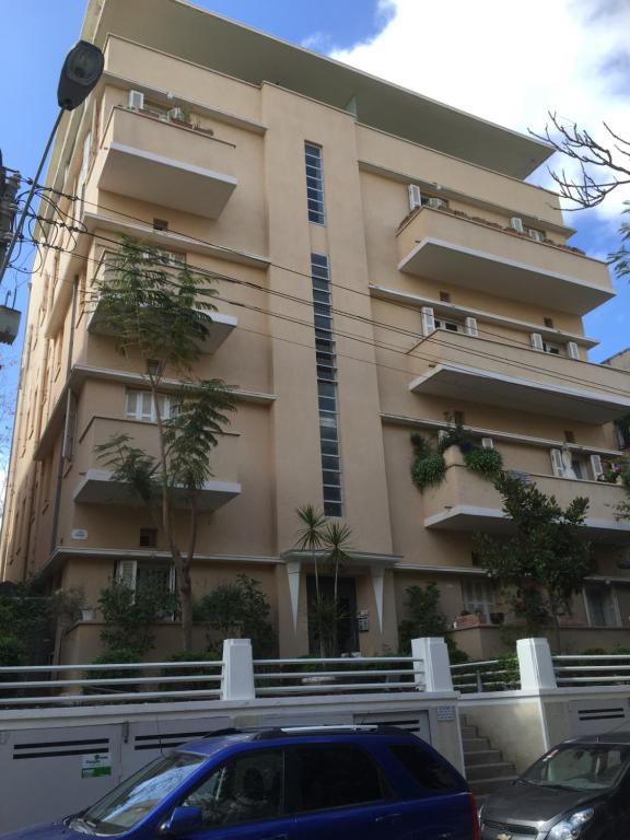 un edificio con un'auto parcheggiata di fronte di Rothschild Tel-Aviv Studio a Tel Aviv
