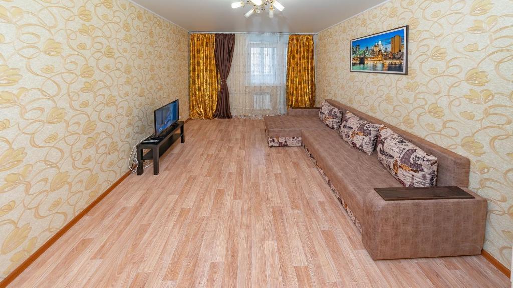 オレンブルクにあるАпартаменты на Геннадия Донковцева 15のリビングルーム(ソファ、テレビ付)