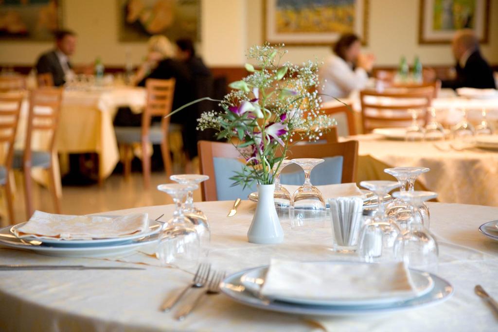 Restauracja lub miejsce do jedzenia w obiekcie Hotel Il Caminetto