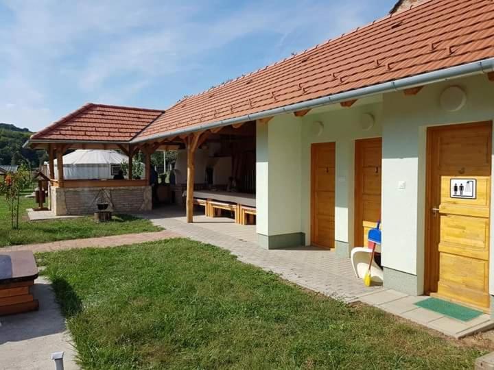 Budova, kde se the luxury tent nachází