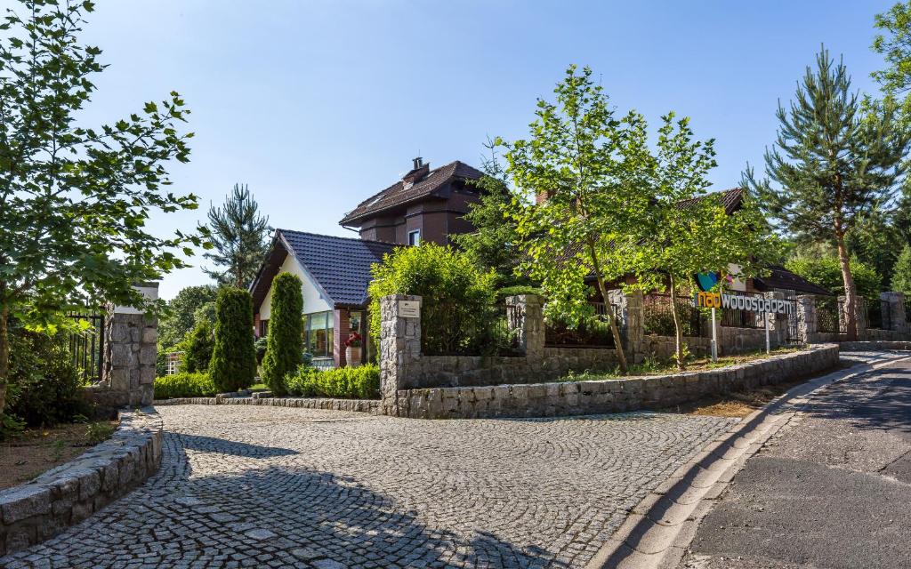 uma rua de calçada em frente a uma casa em Rezydencja Spa&Wellness Nad Wodospadem koło Szklarskiej Poręby em Szklarska Poręba