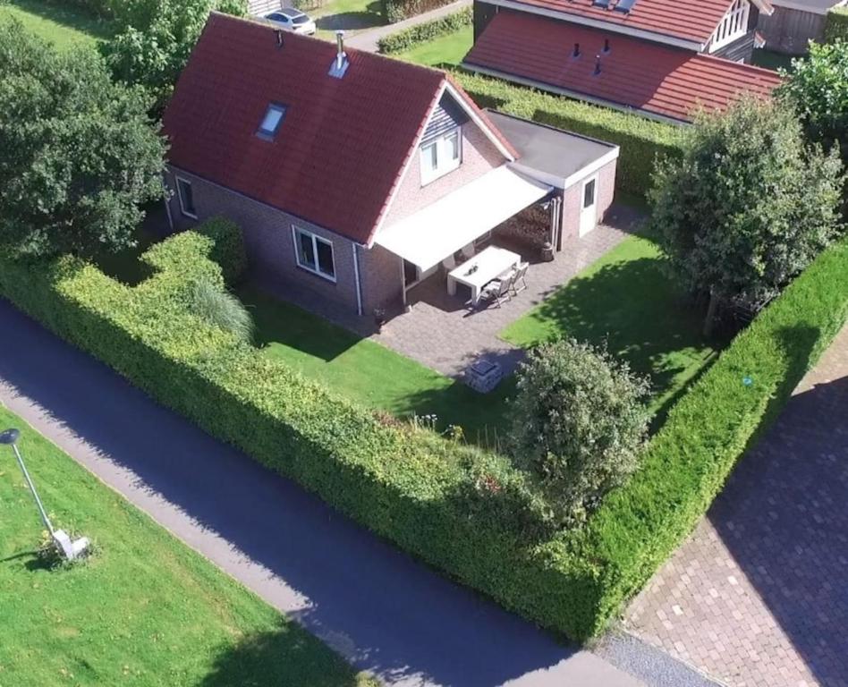 eine Luftansicht eines Hauses mit einem Fluss in der Unterkunft Vakantiewoning Seaewald in Zeewolde