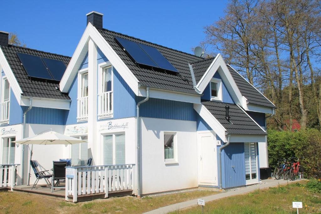 una casa con paneles solares en el techo en Breeger Boddenidyll en Breege