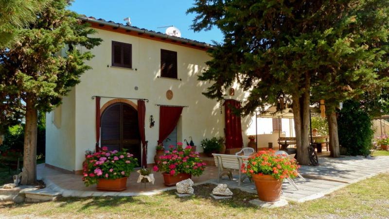 una casa con unas flores delante de ella en Agriturismo Podere Sottogello, en San Giovanni a Corazzano 
