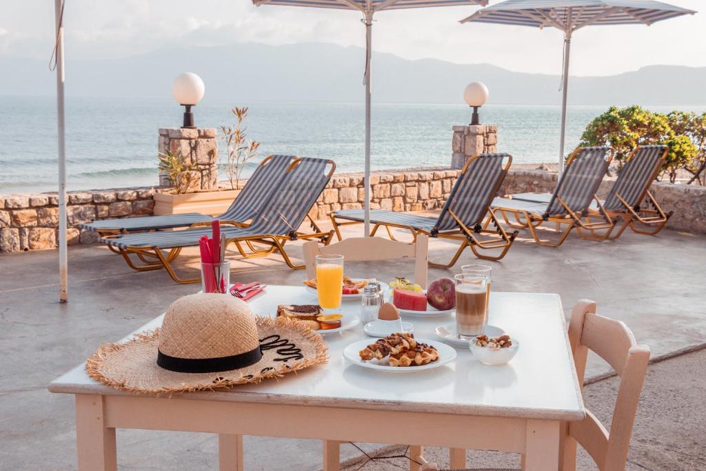 einen Picknicktisch mit Speisen und Getränken am Strand in der Unterkunft Galini Beach Hotel in Kissamos