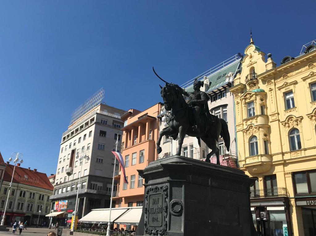 uma estátua de um homem num cavalo numa cidade em Main Square Dream Apartment em Zagreb