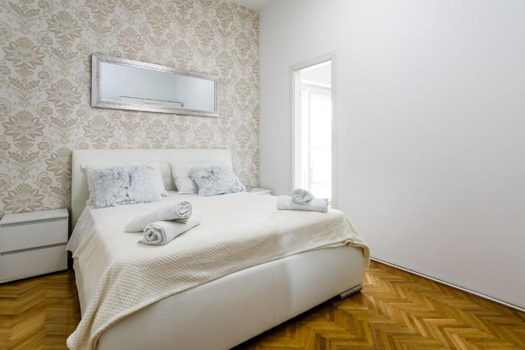 Łóżko lub łóżka w pokoju w obiekcie Apartments Mate Balote 54