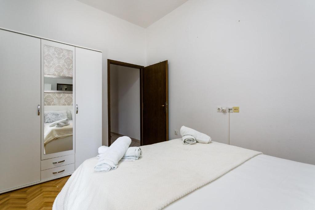 Łóżko lub łóżka w pokoju w obiekcie Apartments Mate Balote 54